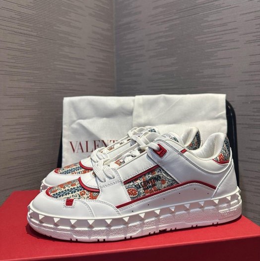 💎Han's house精品服飾💎 VALENTINO 范倫鐵諾 華倫天奴 小牛皮 鉚釘 鞋 原價37500-1