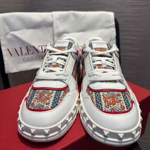 💎Han's house精品服飾💎 VALENTINO 范倫鐵諾 華倫天奴 小牛皮 鉚釘 鞋 原價37500-2