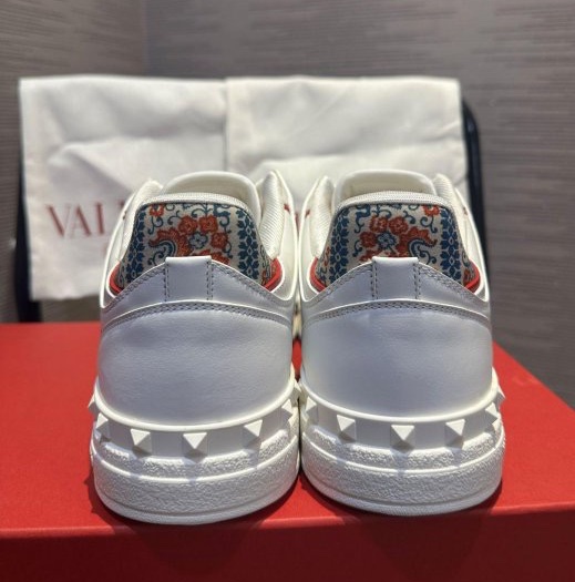 💎Han's house精品服飾💎 VALENTINO 范倫鐵諾 華倫天奴 小牛皮 鉚釘 鞋 原價37500-3