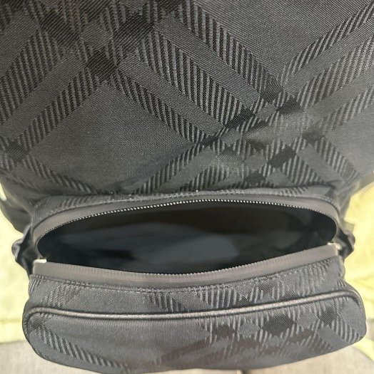 💎Han's house精品服飾💎 BURBERRY 尼龍 格紋 SHIELD 黑 後背 包 現貨 原價65000-8