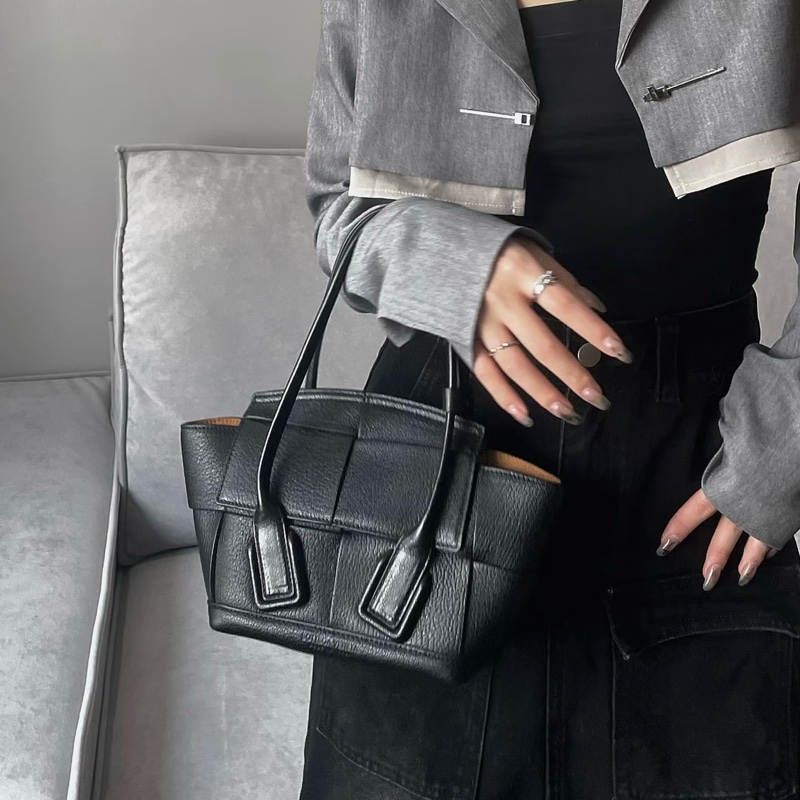 BV黑色大編織牛皮Arco29手提斜背包-0