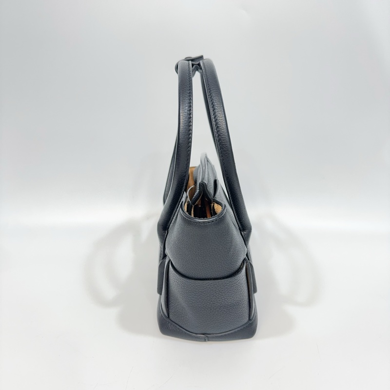 BV黑色大編織牛皮Arco29手提斜背包-5