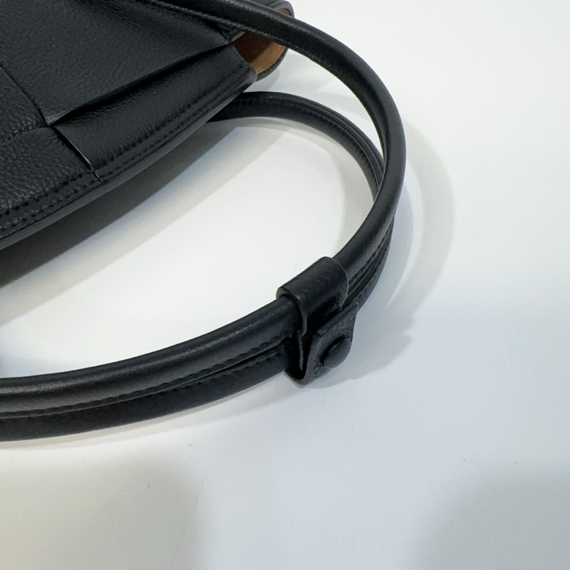 BV黑色大編織牛皮Arco29手提斜背包-8