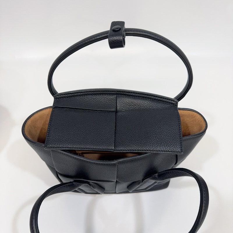 BV黑色大編織牛皮Arco29手提斜背包-9