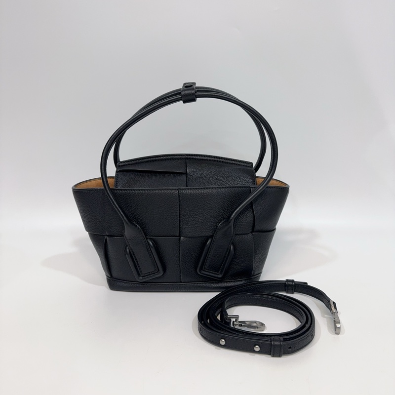 BV黑色大編織牛皮Arco29手提斜背包-11