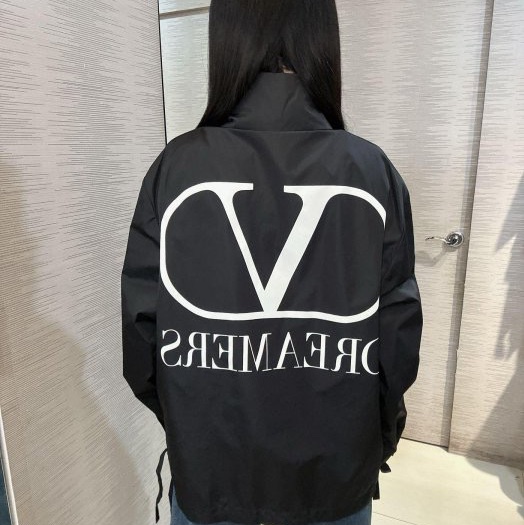 💎Han's house精品服飾💎 VALENTINO 范倫鐵諾 尼龍防水 連帽 風衣-1
