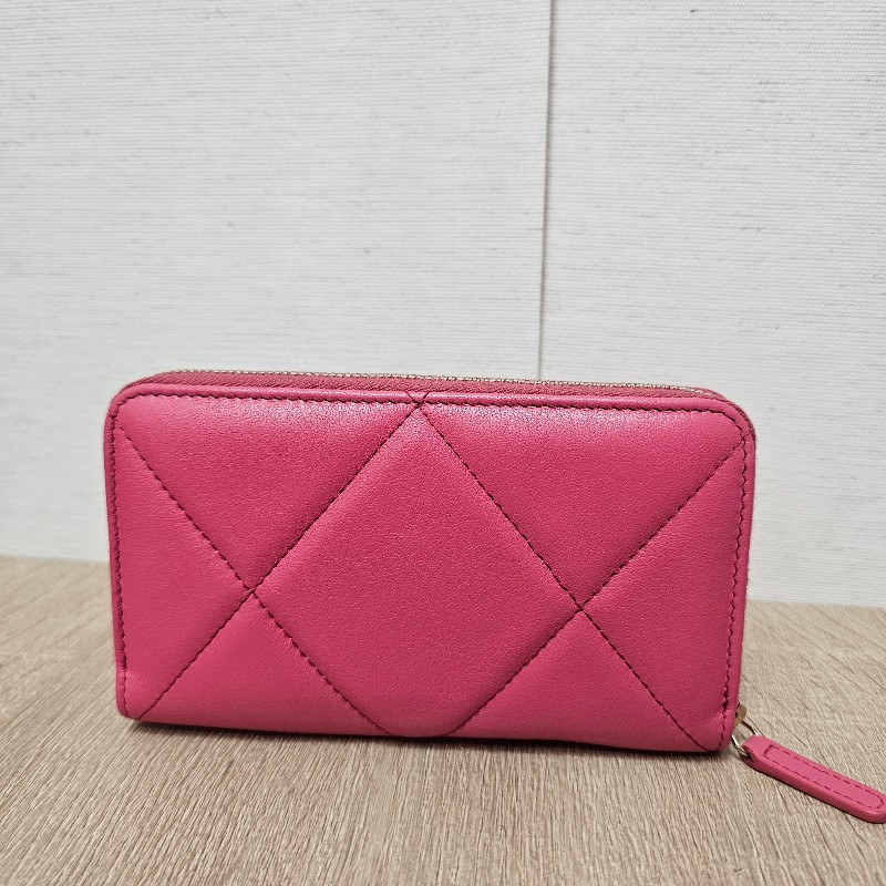 [ 新年福利推薦🧧] Chanel玫粉羊皮金釦19系列拉鏈中夾-1