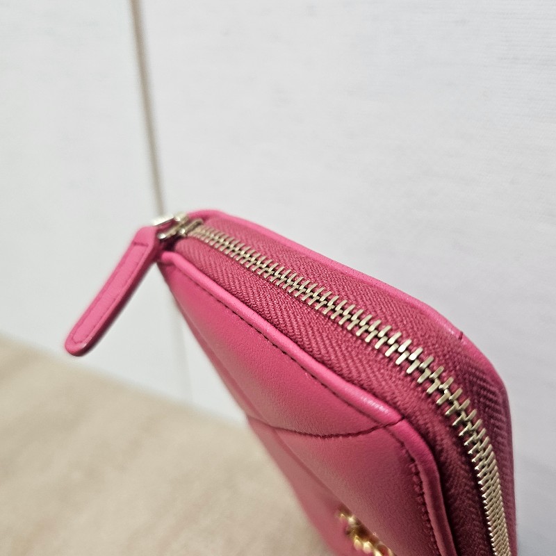 [ 新年福利推薦🧧] Chanel玫粉羊皮金釦19系列拉鏈中夾-7