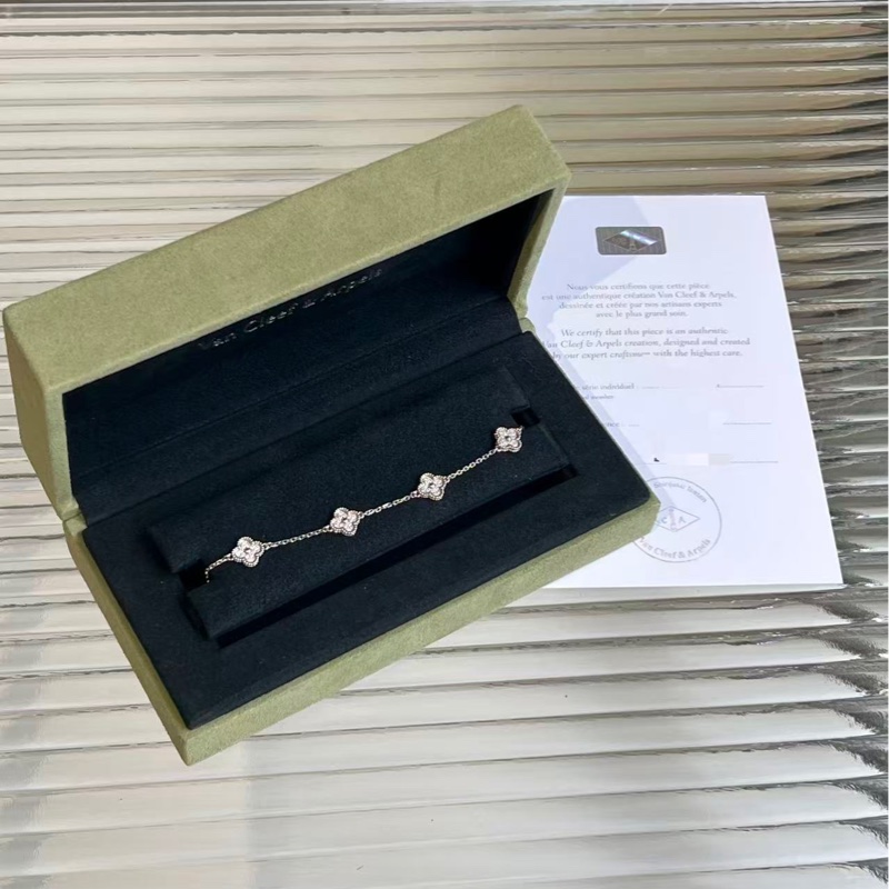 🔥新到：25年全套 vca / 梵克雅寶四葉草白金滿鑽六花手鍊，手鍊長度 17.5cm，和任何手鐲手鐲疊戴都是完美匹配～ 附件：盒子、保卡、說明書等全套-0