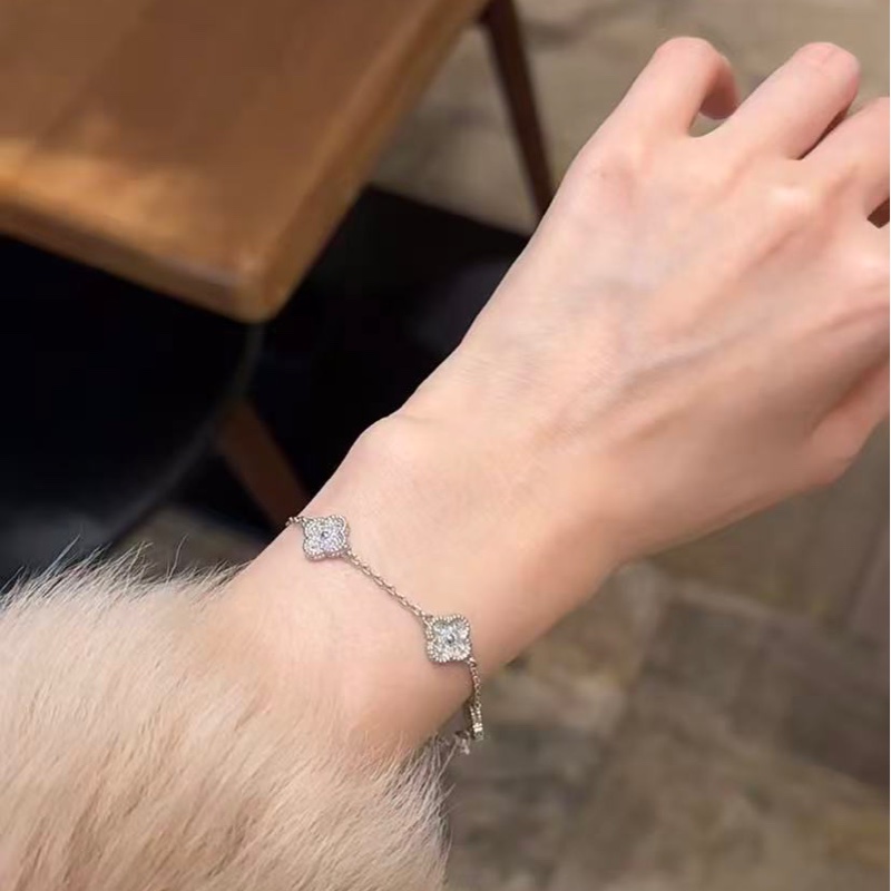 🔥新到：25年全套 vca / 梵克雅寶四葉草白金滿鑽六花手鍊，手鍊長度 17.5cm，和任何手鐲手鐲疊戴都是完美匹配～ 附件：盒子、保卡、說明書等全套-1