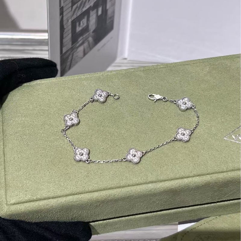 🔥新到：25年全套 vca / 梵克雅寶四葉草白金滿鑽六花手鍊，手鍊長度 17.5cm，和任何手鐲手鐲疊戴都是完美匹配～ 附件：盒子、保卡、說明書等全套-3