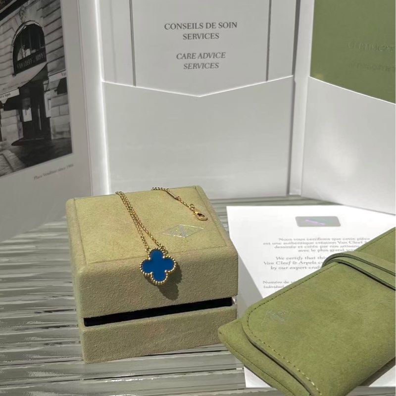 🔥新到：閒置🆕 VCA / 梵克雅寶藍玉髓四葉草項鍊，25年卡全套，18K黃金鏈條藍色玉髓吊墜，實物拍攝，藍色玉髓色澤純正，當時選的最淺的一根藍色，透性極好，搭配金色鏈條優雅大方～-1
