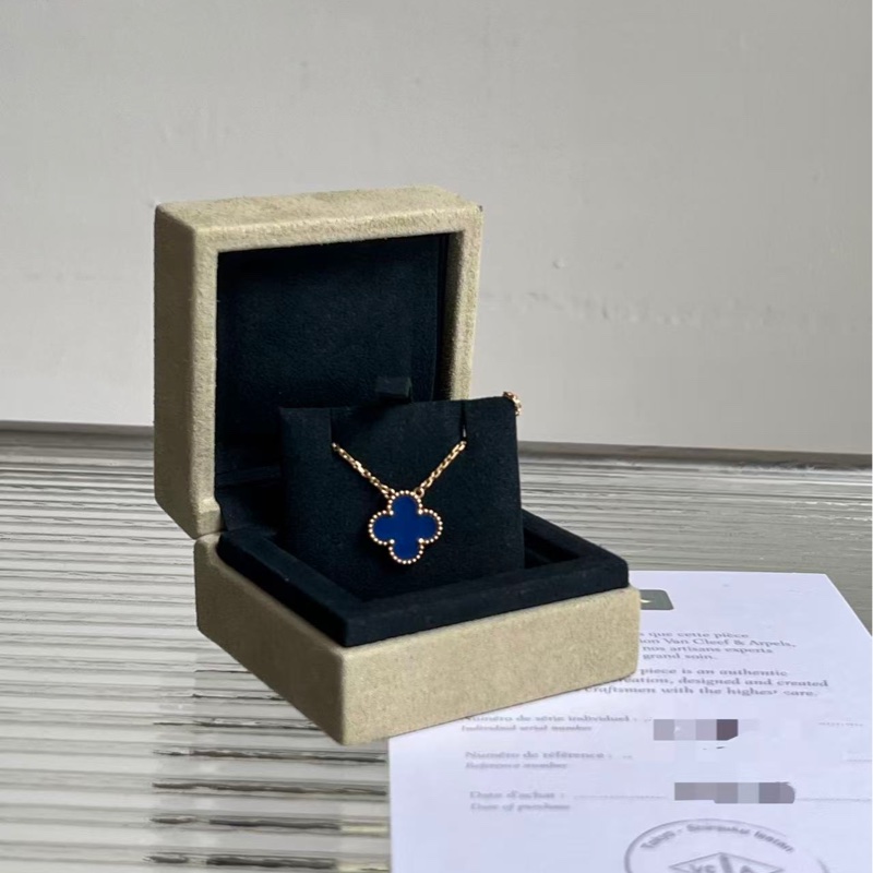 🔥新到：閒置🆕 VCA / 梵克雅寶藍玉髓四葉草項鍊，25年卡全套，18K黃金鏈條藍色玉髓吊墜，實物拍攝，藍色玉髓色澤純正，當時選的最淺的一根藍色，透性極好，搭配金色鏈條優雅大方～-2