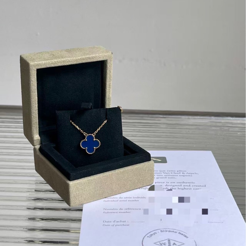 🔥新到：閒置🆕 VCA / 梵克雅寶藍玉髓四葉草項鍊，25年卡全套，18K黃金鏈條藍色玉髓吊墜，實物拍攝，藍色玉髓色澤純正，當時選的最淺的一根藍色，透性極好，搭配金色鏈條優雅大方～-3