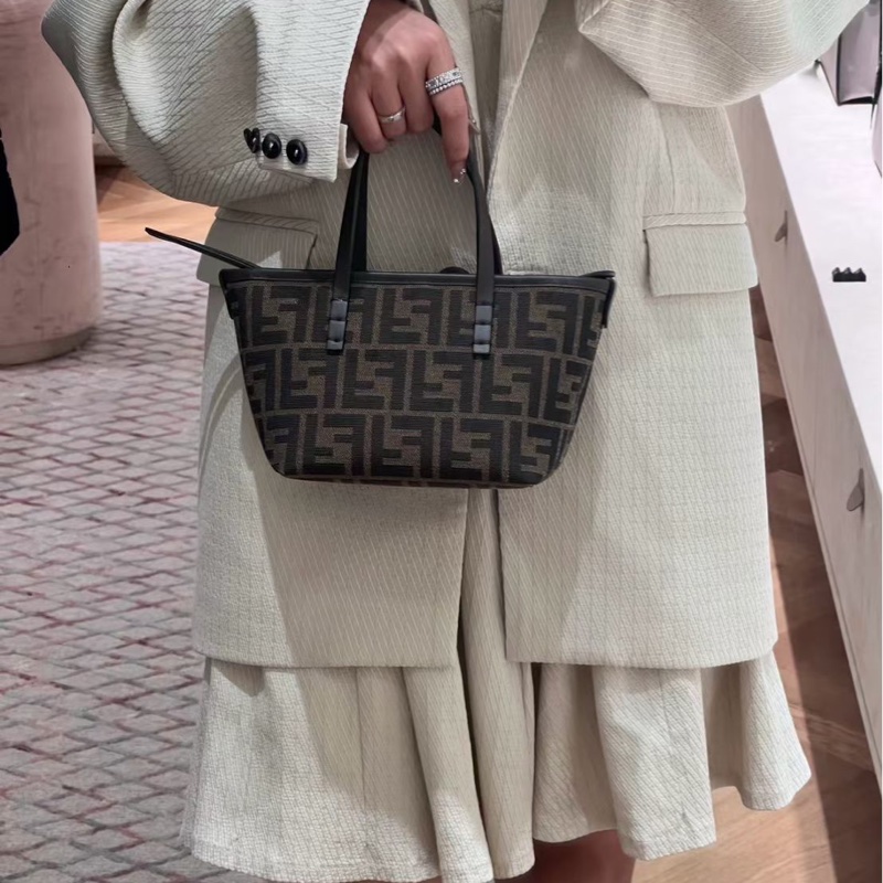 Fendi 迷你款式Roll 棕色FF提花迷你包-4