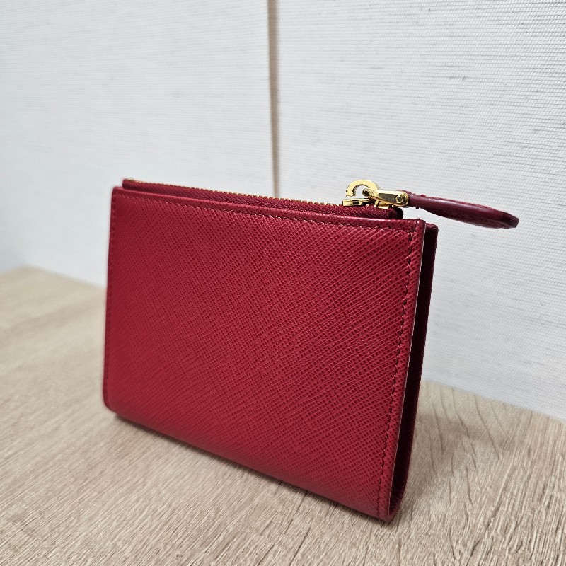 [紅色新年福利🧧] Prada紅防刮牛皮金釦短夾-1