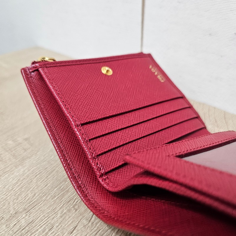 [紅色新年福利🧧] Prada紅防刮牛皮金釦短夾-19