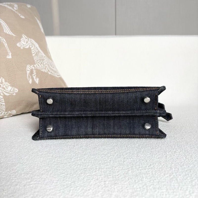 Fendi牛仔peekaboo手提斜背包深藍色 銀扣 可調節肩帶 26*20*9 99新配件塵袋子袋 肩帶-4