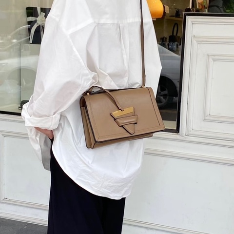 LoeweBarcelona巴塞羅三角斜背包 中號 奶茶色 牛皮24*15*9 98新配件塵袋