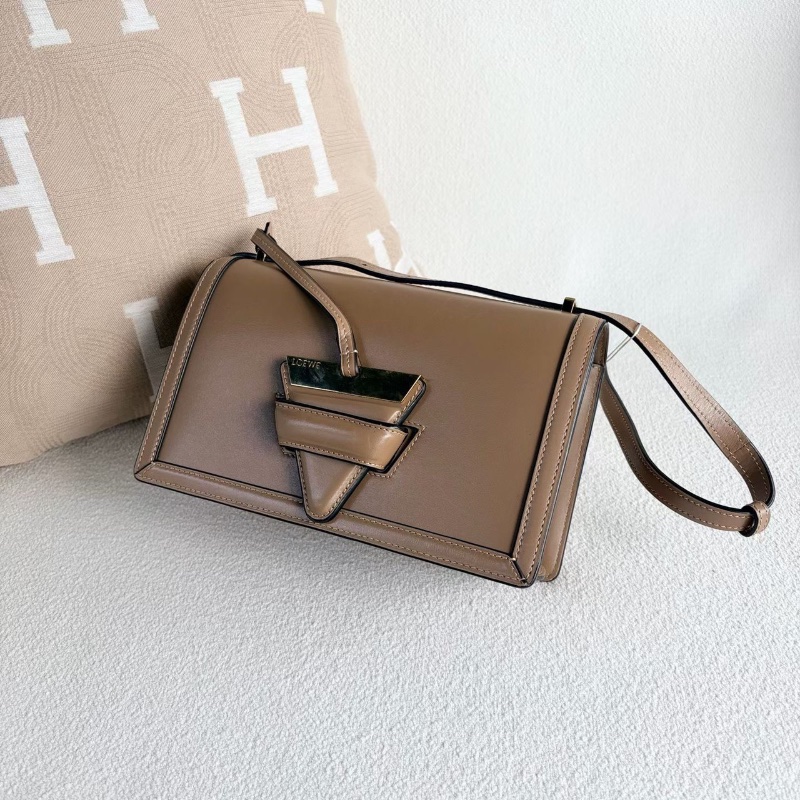 LoeweBarcelona巴塞羅三角斜背包 中號 奶茶色 牛皮24*15*9 98新配件塵袋-5
