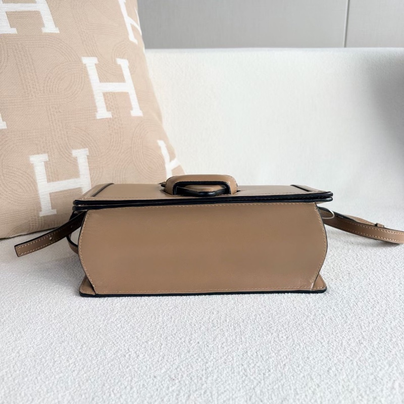 LoeweBarcelona巴塞羅三角斜背包 中號 奶茶色 牛皮24*15*9 98新配件塵袋-6