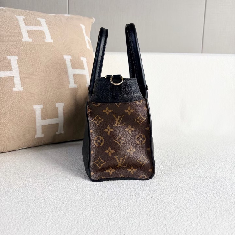 LV On My Side 手提斜背包小號 黑金 牛皮25*18*11 99新配件塵袋肩帶-3