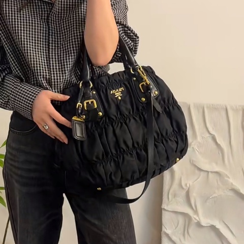 【93%新✨全網最優惠】Prada黑色降落傘褶皺手提托特包