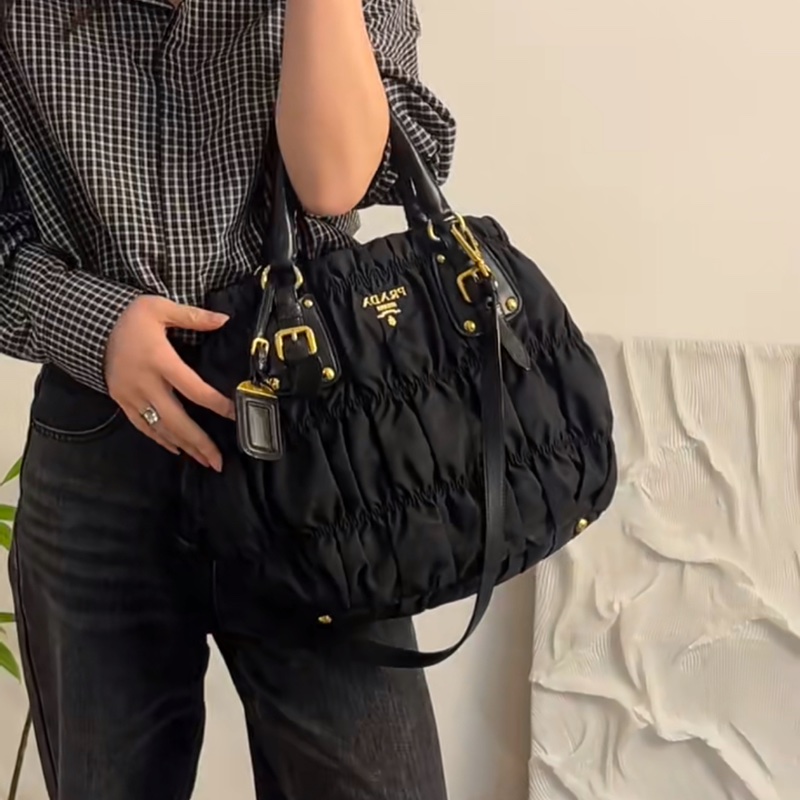 【93%新✨全網最優惠】Prada黑色降落傘褶皺手提托特包-0
