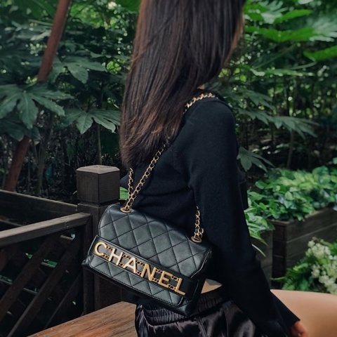 Chanel 限量款黑金牛皮字母logo鏈條24.5*15*6.5  98新配件塵袋