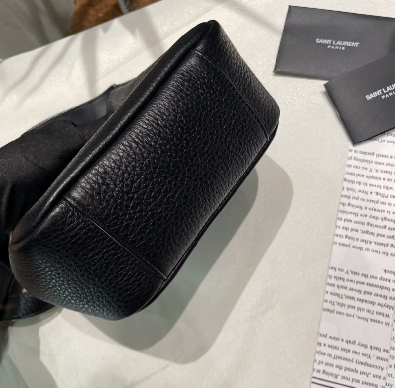 【98%新✨Rose同款✨全網最便宜】YSL黑金顆粒le5a7hobo mini腋下包 黑金 子母包-4