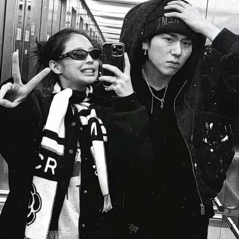 買到賺到,最後一條Black Pink Jennie 24A曼徹斯特秀場贈品圍巾✨ CHANEL 金球方胖18 黑金-6