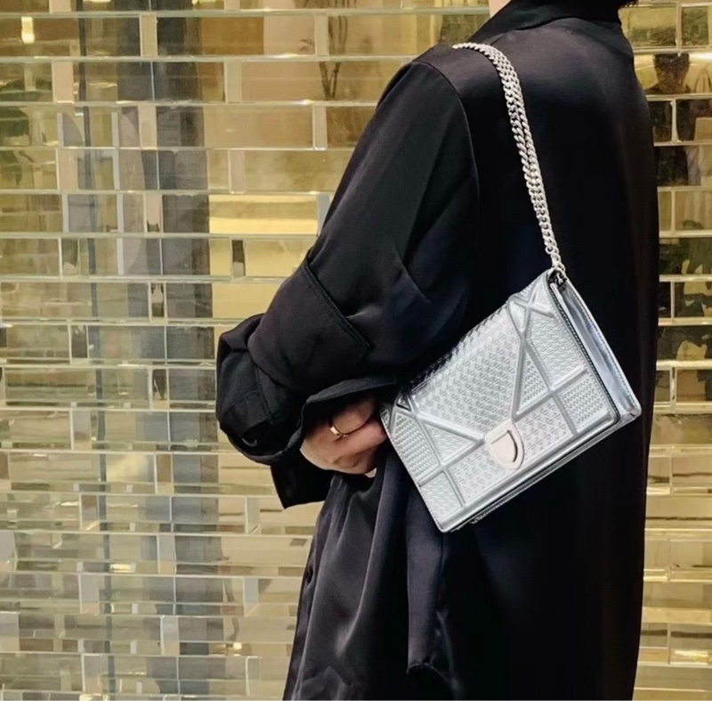 【97新 ✨ 全網最低價！】DIRO迪奧Diorama中號盾牌包 銀色 (下單前請先詢問❤️）-1