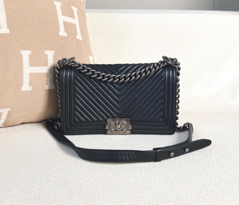 【97新 ✨ 全網最低價！】絕版Chanel香奈兒黑銀 山形紋Leboy中號 鐳射標 黑色銀扣 羊皮 （便宜出得快～購前先聯繫查詢庫存❗️）-1