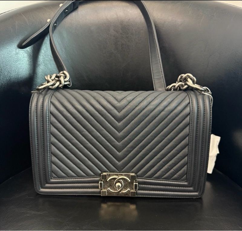 【97新 ✨ 全網最低價!】絕版Chanel香奈兒黑銀 山形紋Leboy中號 鐳射標 黑色銀扣 羊皮 (便宜出得快~購前先聯繫查詢庫存❗️)-1