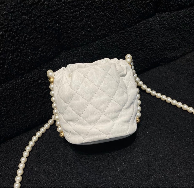 【97新 ✨ 全網最低價！】Chanel香奈兒 mini水桶包 白色 小羊皮珍珠鏈條 （購前向客服查詢存貨❗️）-1