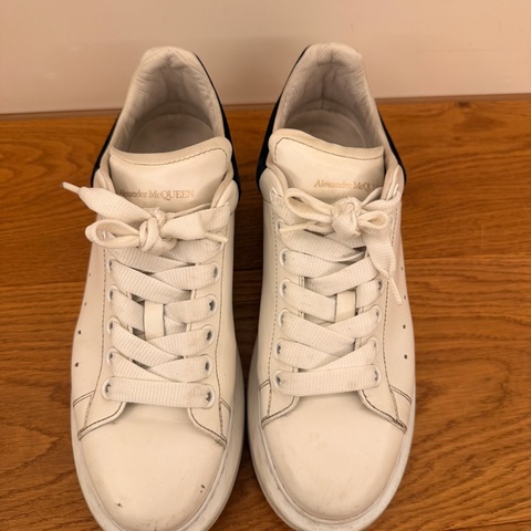 Alexander McQueen 經典厚底小白鞋｜黑尾款