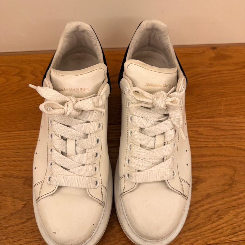 Alexander McQueen 經典厚底小白鞋｜黑尾款-0