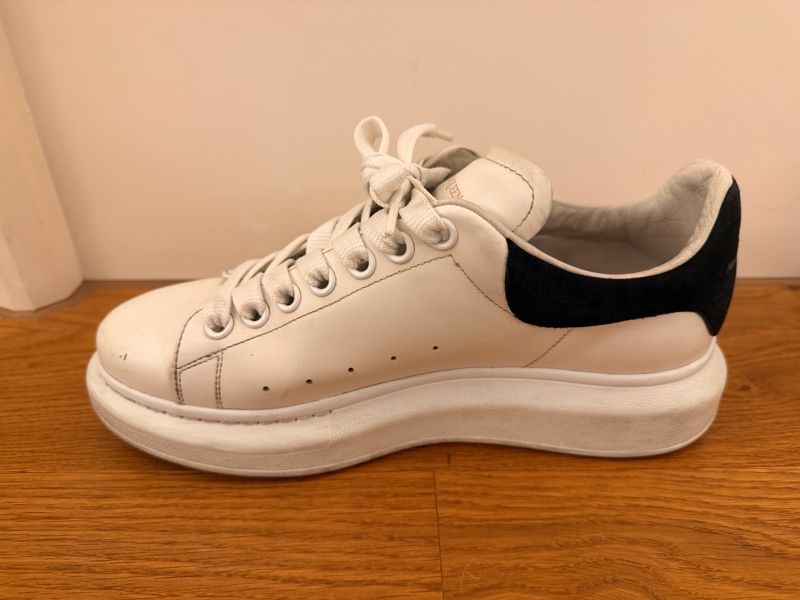 Alexander McQueen 經典厚底小白鞋｜黑尾款-1