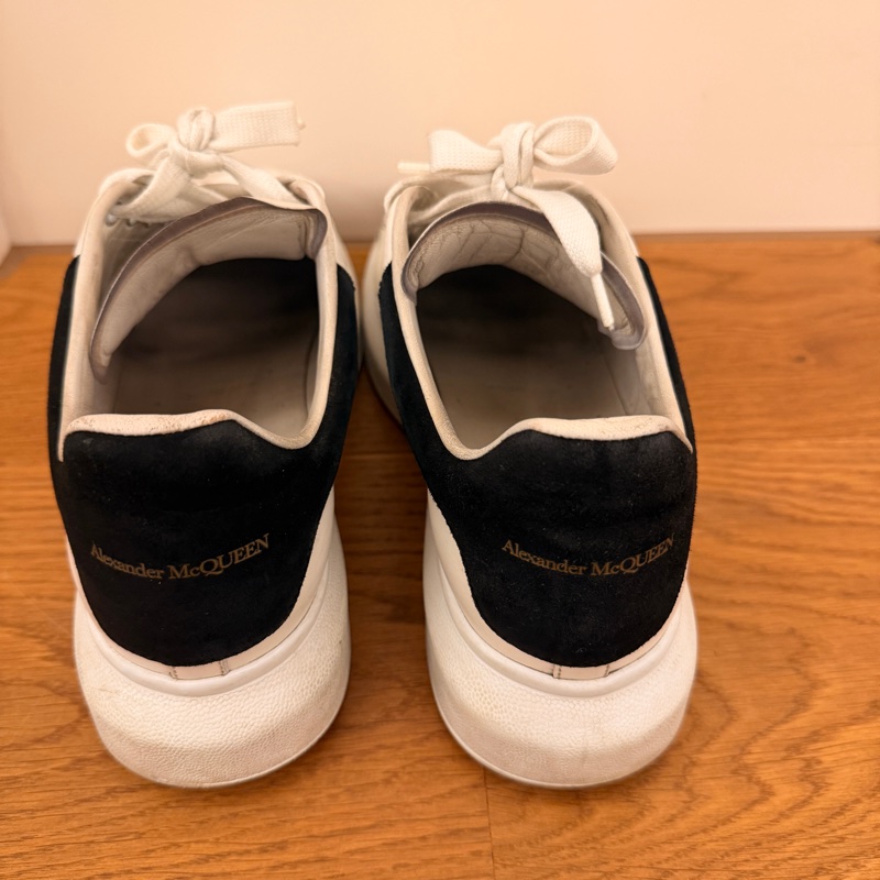 Alexander McQueen 經典厚底小白鞋｜黑尾款-4