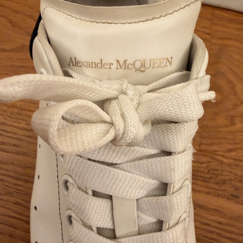 Alexander McQueen 經典厚底小白鞋｜黑尾款-11