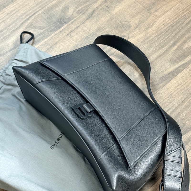 BALENCIAGA 近全新（無瑕疵）黑武士斜背實用包-1