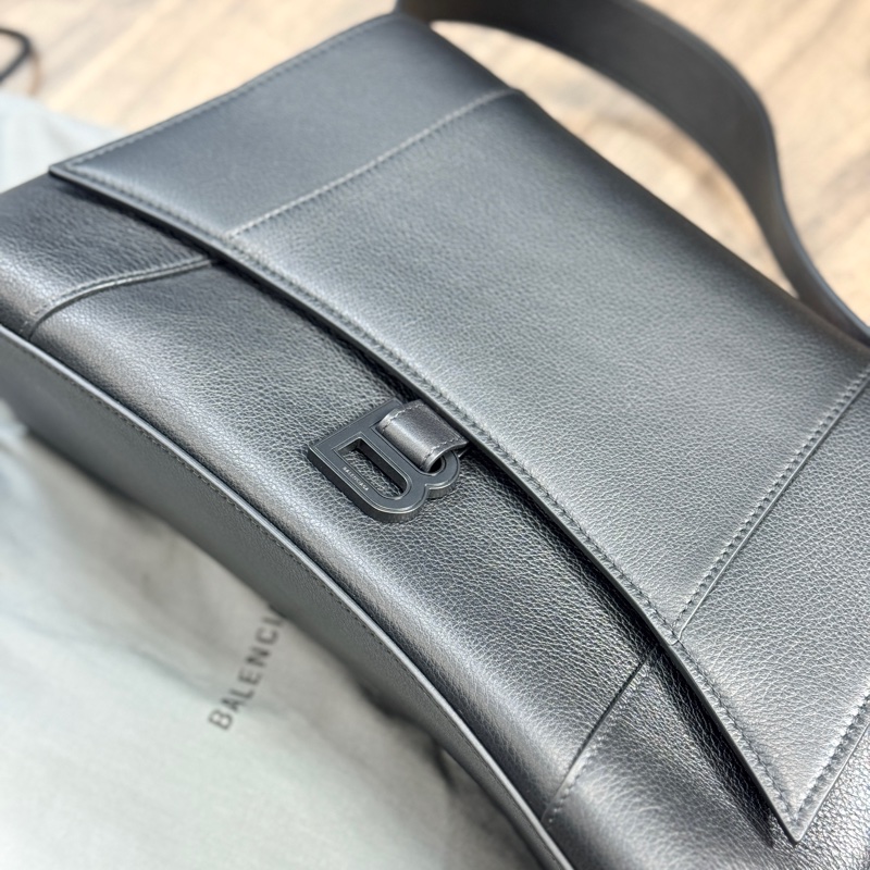 BALENCIAGA 近全新（無瑕疵）黑武士斜背實用包-4