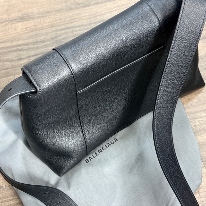 BALENCIAGA 近全新（無瑕疵）黑武士斜背實用包-6