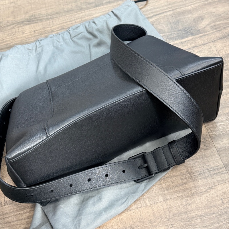 BALENCIAGA 近全新（無瑕疵）黑武士斜背實用包-7