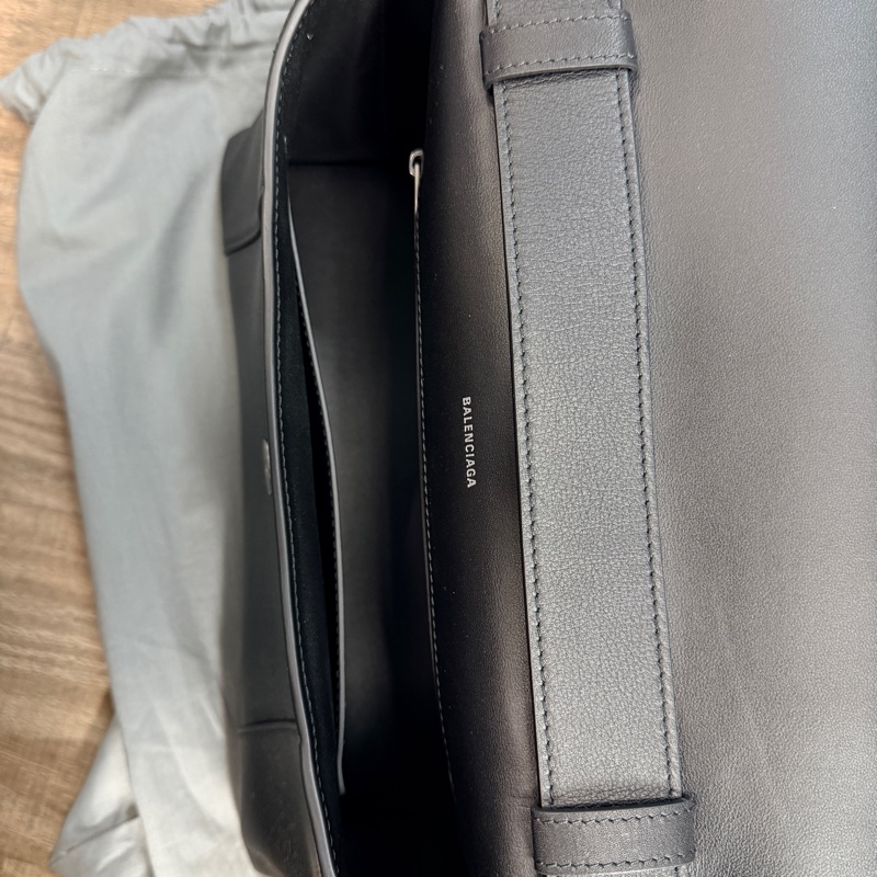 BALENCIAGA 近全新（無瑕疵）黑武士斜背實用包-8