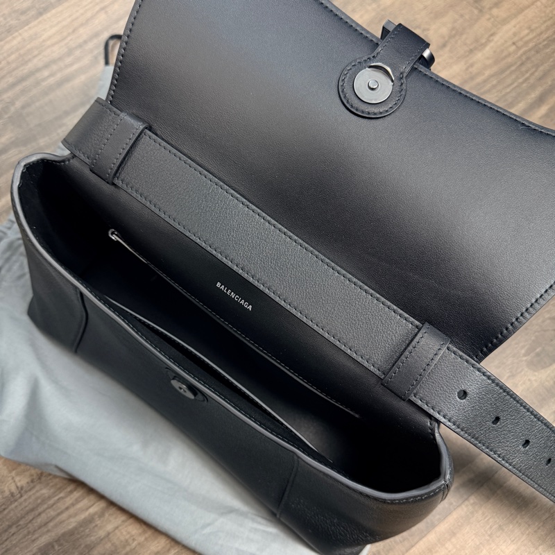 BALENCIAGA 近全新（無瑕疵）黑武士斜背實用包-9
