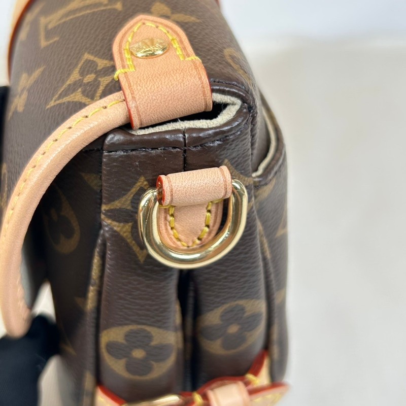 LV路易威登Saumur BB雙子星馬鞍包  經典老花 棕色塗層帆布拼牛皮 磁扣開合 肩帶可拆卸調節 手提斜挎單肩都可以 百搭實用  容量適中 日常通勤逛街都很合適-9