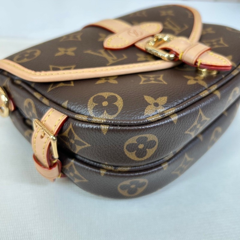 LV路易威登Saumur BB雙子星馬鞍包  經典老花 棕色塗層帆布拼牛皮 磁扣開合 肩帶可拆卸調節 手提斜挎單肩都可以 百搭實用  容量適中 日常通勤逛街都很合適-12