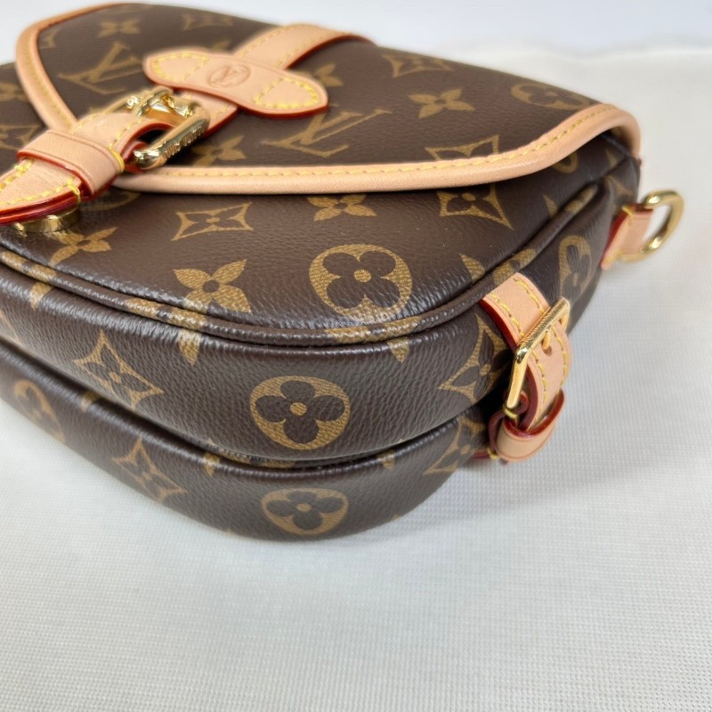 LV路易威登Saumur BB雙子星馬鞍包  經典老花 棕色塗層帆布拼牛皮 磁扣開合 肩帶可拆卸調節 手提斜挎單肩都可以 百搭實用  容量適中 日常通勤逛街都很合適-13