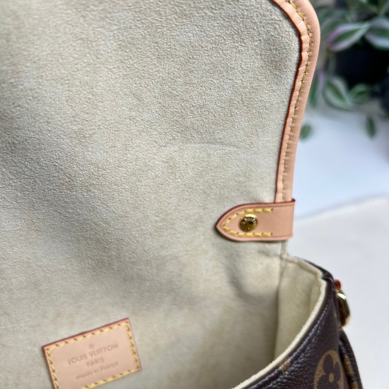 LV路易威登Saumur BB雙子星馬鞍包  經典老花 棕色塗層帆布拼牛皮 磁扣開合 肩帶可拆卸調節 手提斜挎單肩都可以 百搭實用  容量適中 日常通勤逛街都很合適-18